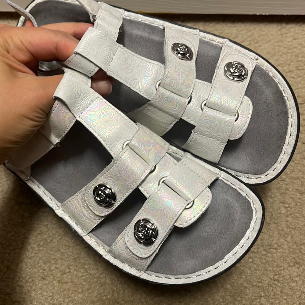 NWOT Algeria Kleo iridescent white rose sandals size 11